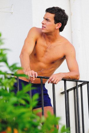Los pectorales de Mario Casas son el eje de la cultura 'spornosexual' española