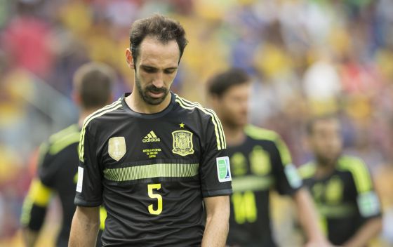 Juanfran, de negro, durante el último partido de La Roja.