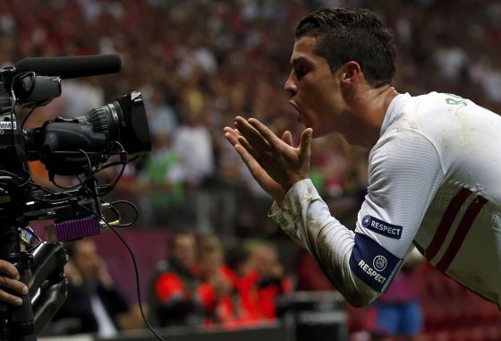Ronaldo celebra ante una cámara el gol durante un partido en 2012.