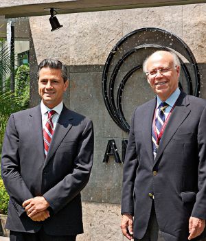 Enrique Peña Nieto, presidente de México (a la izquierda), con José Narro.