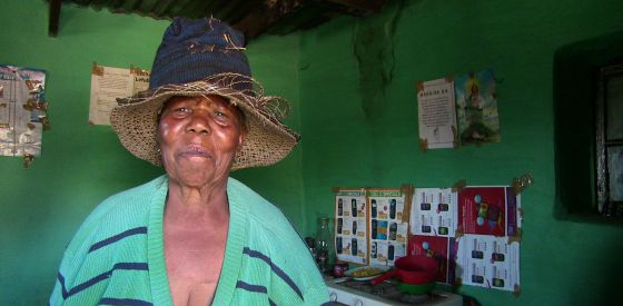 Una mujer nos despide desde su cocina, cuidada y limpia. Los basutos tienen un gusto por la higiene admirable, mucho más que el resto del África rural.