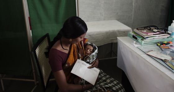 Una mujer y su bebé en el Centro de Salud Primario de Bodhali.