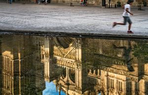 Cristina Iglesias ha realizado un corte en la plaza del Ayuntamiento de Toledo, uno de los puntos más concurridos de la histórica ciudad.