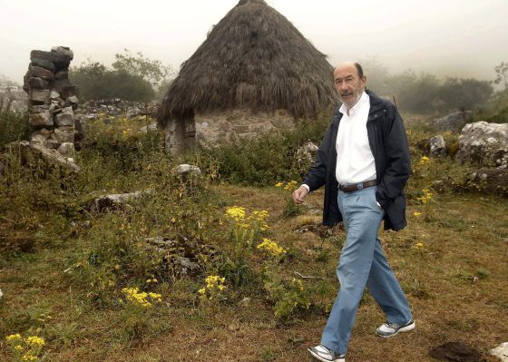 Alfredo Pérez Rubalcaba pasea en Villar de Vildas, Asturias.