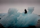Fotógrafa sobre iceberg