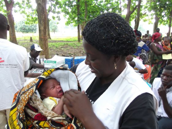 Gladice Nelly Aymare Mboka, matrona en República Centroafricana, coge a un bebé recién nacido. Le pusieron de nombre 'pequeño Gladice'.