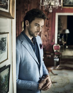 Aquí, Pau viste camisa de Ermenegildo Zegna, pañuelo de Etro para Yusty y blazer de Canterelli para Yusty. Asistente de estilismo: Inma Barandica Maquillaje y peluquería: José Luis Ruzafa @ Talents para MAC y GHD. Agradecimientos: Palacio Duarte Pinto Coelho