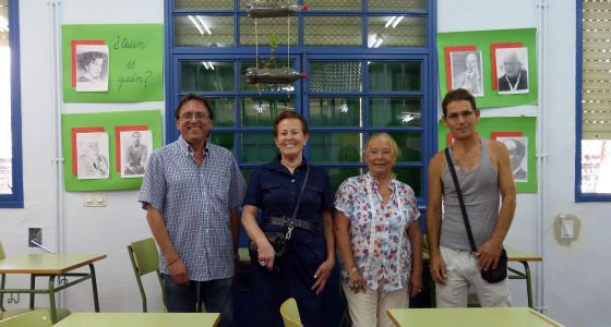 De izquierda a derecha: El profesor Luis Ruiz y los alumnos Carmen Pérez, Magdalena del Canto y Alberto García en el centro premiado por la Unesco.