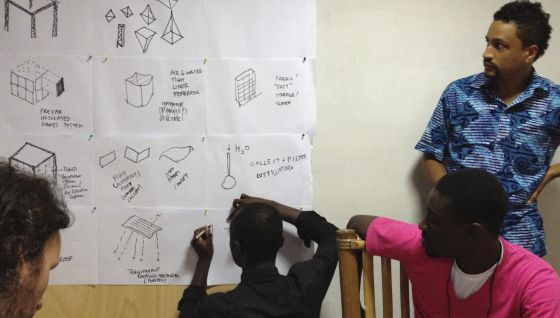 DK Osseo-Asare, de frente, durante el proceso creativo para el diseño del espacio de fabricación