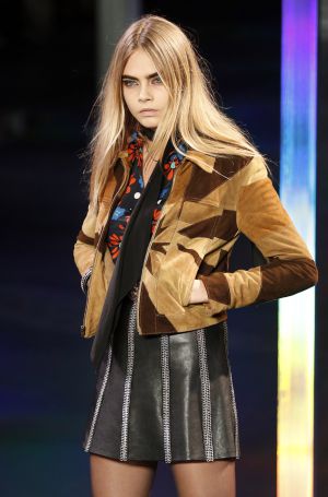 La modelo Cara Delevingne en el desfile de Saint Laurent.