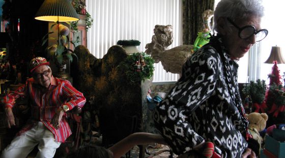 Iris Apfel y su marido Carl, en una imagen del documental.