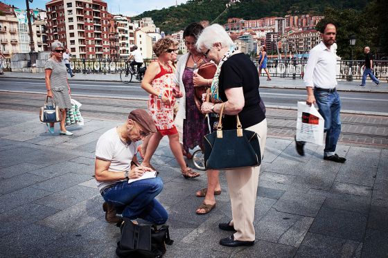 En el Puente del Arenal, en Bilbao, el cantante firma autógrafos.