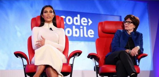 Kim Kardashian (izquierda), durante su charla en ReCode.