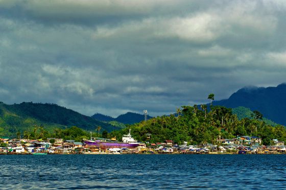 El paisaje devastador tras el paso del tifón Haiyan permanece un año después de la catástrofe, como atestigua la imagen superior.