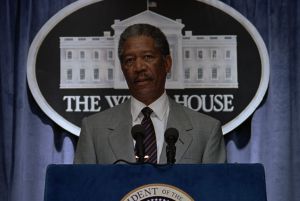 Morgan Freeman, anunciando la amenaza de un cometa como presidente Beck en la película 'Deep impact'.