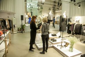 Interior de la tienda & Other Stories en Madrid.