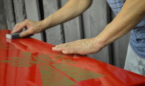 Artesà japonès preparant un estoig lacat.