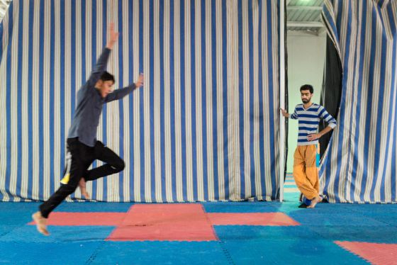 El monitor sirio Anwar entrena a uno de los 130 alumnos del circo de Zaatari.