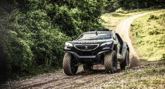 El prototipo con el que Carlos Sainz vuelve al ataque del Dakar, un Peugeot 2008 DKR. Sainz fue el primer español en ganar este 'rally' en la categoría de coches.