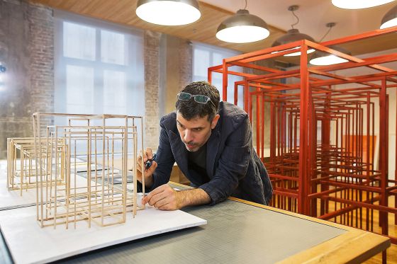 Paolo Cavinato ha exhibido en medio mundo. Optó a la beca artística porque necesitaba alejarse de Italia y concentrarse en su trabajo.