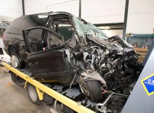 Este es el estado en el que quedó el Chrysler Voyager en que viajaban Ana Torroja y Esther Arroyo, después de sufrir un accidente en Vejer de la Frontera, Cádiz, el 10 de octubre de 2008.