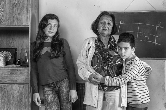 Bárbara López Osorio junto a sus nietos, Julieta, de 14 años, y Lucas, de 7, que nació antes de tiempo. Su madre, hija única de Bárbara, murió en el alumbramiento. Viven en La Plata (Argentina).