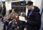 Un aplauso para la gente que lee libros de papel en el metro