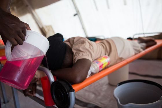 Los pacientes de cólera necesitan constantemente suero para rehidratarse.
