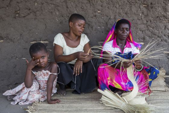 Tanzania. Fatuma (en el centro), quien perdio a su bebé poco después del parto, posa junto a otros miembros de su familia. La mortalidad infantil en el país es muy elevada: 26 de cada mil nacidos muere en el pirmer día de vida. Tanzania. Fatuma (en el centro), quien perdio a su bebé poco después del parto, posa junto a otros miembros de su familia. La mortalidad infantil en el país es muy elevada: 26 de cada mil nacidos muere en el pirmer día de vida.