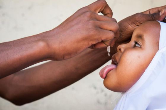 Una niña recibe una dosis oral de la vacuna contra la polio, en Somalia, en septiembre de 2013, en el marco de una campaña de inmunización en el país después de que en mayo de ese año se conociera el primer contagio desde 2007. Una niña recibe una dosis oral de la vacuna contra la polio, en Somalia, en septiembre de 2013, en el marco de una campaña de inmunización en el país después de que en mayo de ese año se conociera el primer contagio desde 2007.
