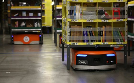 Más de 1.500 robots Kiva han revolucionado los envíos desde 10 almacenes de la compañía.