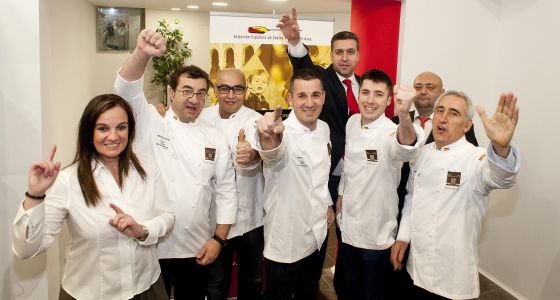 El equipo español en el Bocuse d’Or. Desde la izquierda: Marianela Olivares (Manager of Training), Sergio Férnandez (coach), Youssef Zairi (chef asesor), Alberto Moreno (candidato), David Basilio (general manager), José Manuel (executive manager), Adolfo Muñoz (presidente) y Nicolás Sánchez (ayudante).