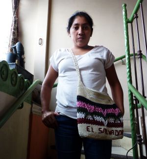 Meybellinne Zepeda (Cojutepeque, 30 años) baja las escaleras sonriente tras asistir por primera vez al taller sobre salud sexual y reproductiva que la Colectiva de Mujeres imparte en Cojutepeque. Cuenta que su vecina en la colonia rural donde reside le habló de los talleres y se animó a asistir. “Pensé que podría aprender y sería bueno para mis hijas”, afirma con cara de satisfacción.