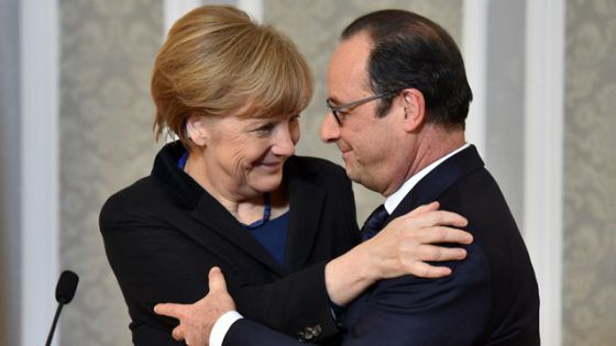 Merkel y Hollande se abrazan al término de la cumbre. Merkel y Hollande se abrazan al término de la cumbre.