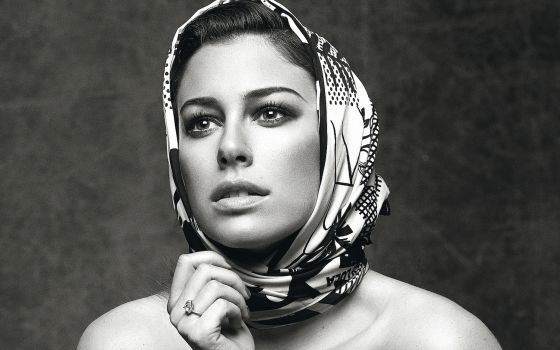 Blanca Suárez, con vestido palabra de honor en terciopelo negro en su parte de arriba y falda de varias capas de tul de Naf-Naf. En la cabeza lleva pañuelo gigante de seda estampado en blanco y negro de Bimba & Lola. El brazalete plateado con brillantes y el anillo con piedra son de Viceroy.Estilismo: Renée López de Haro.