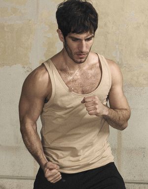 Camiseta de Dries Van Noten y pantalón de Lacoste.