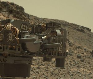 Brazo articulado del vehículo `Curiosity´ donde va instalada la perforadora de toma de muestras averiada.rn rn