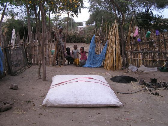 Mochilas infladas, ingeniosa forma de distribuir energía en las zonas pobres