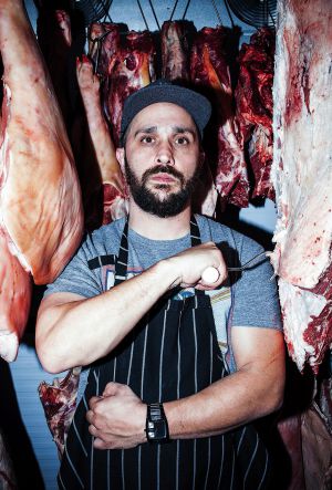 Mario Caferelli, uno de los propietarios de Amics, carnicería bonaerense, retratado al calor de su cámara frigorífica para ICON