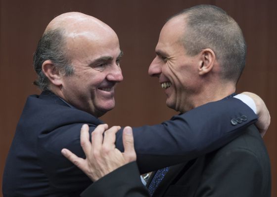El ministro de Economía español Luis de Guindos junto a su homólogo Yanis Varufakis, en Bruselas, el 9 de marzo