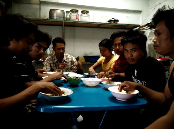 Un grupo de inmigrantes birmanos indocumentados, en un centro de acogida de Samut Sakhon, provincia limítrofe con Bangkok.