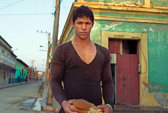 En Gibara, en la costa nororiental cubana, un muchacho se levanta temprano para comprar pan.