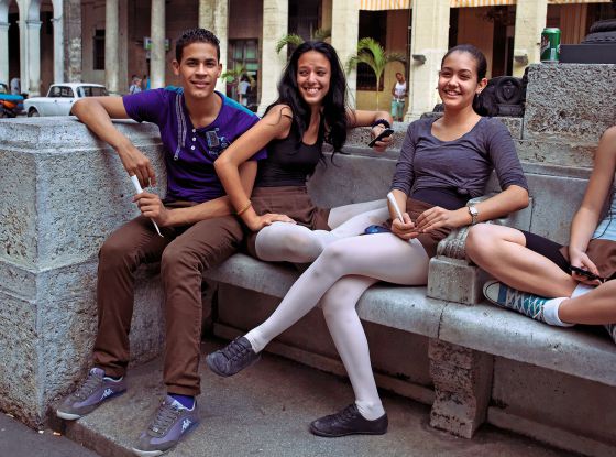 Jóvenes cubanos retratados en La Habana.