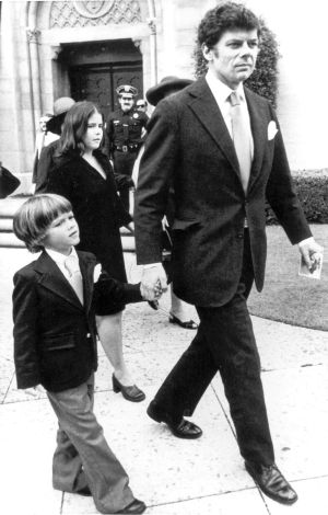 Andrew Getty junto a su padre, Gordon Getty