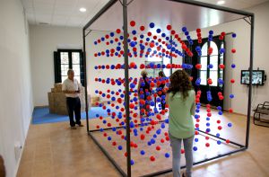 Instalación de la exposición “Cristales: un mundo por descubrir”. (http:cristales2014.org)