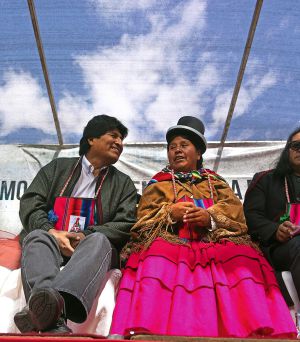 El atuendo tradicional de las indígenas bolivianas ha pasado de representar un estigma a suponer un rasgo de reivindicación racial
