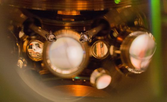 La precisión de este reloj atómico se apoya en que los átomos de estroncio oscilan 431 billones de veces cada segundo.