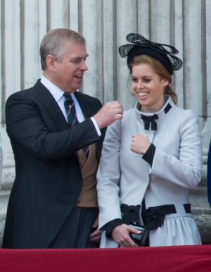 El príncipe Andrés con su hija mayor, Beatriz, en el balcón del palacio de Buckingham.