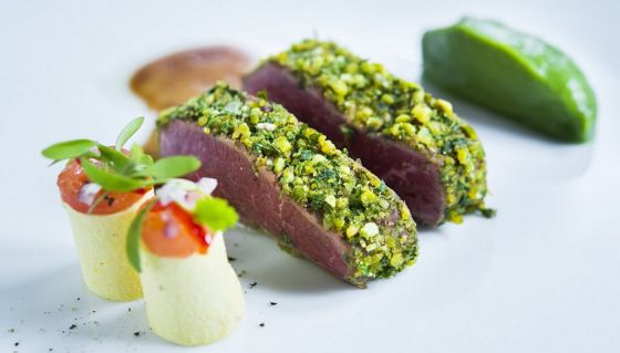 Lomo de cordero en costra de pistacho verde curry verde y tacos de maíz dulce de Sergi Arola.