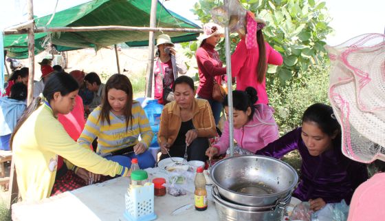 Las trabajadoras de Compress Holding apuran la hora de la comida antes de volver a su turno en la factoría.